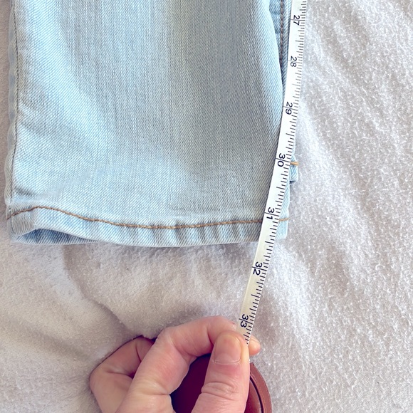 Light wash old navy skinny jeans. Size 8 - Picture 7 of 7